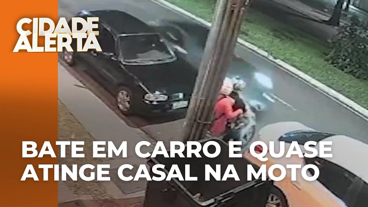 Carro de luxo bate em veículo estacionado e quase atinge motocicleta em avenida de Maringá