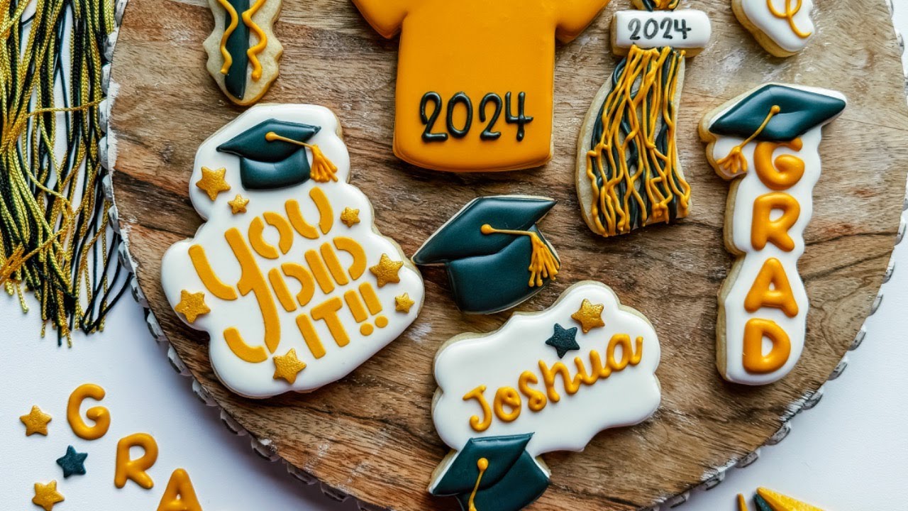 Let’s decorate a graduation cookie together!