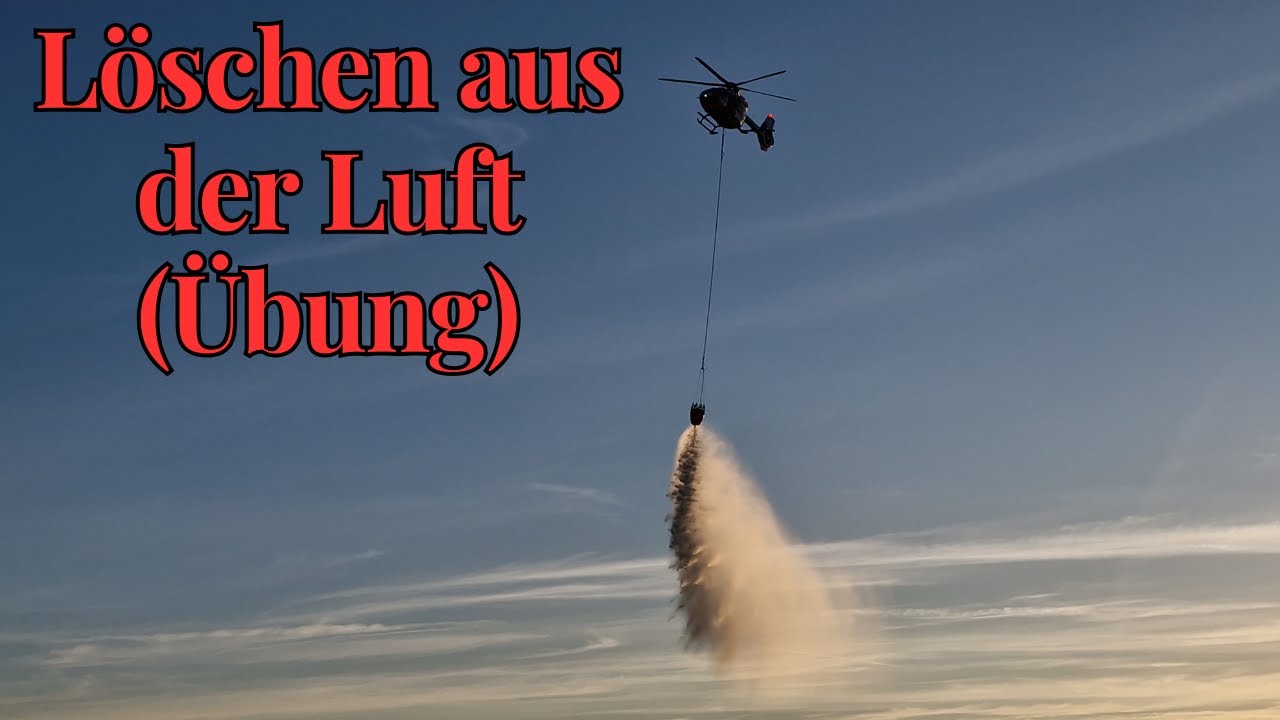 Polizeihubschrauber beim Löschen  