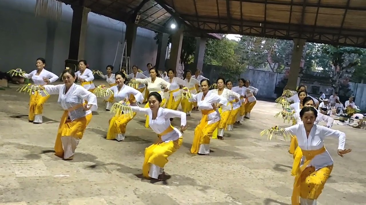 Tari Pendet versi pendek, Odalan Merajan Pura Dalem Kerti Besang, Senin Wage, Medangsia, 21-8-2023.
