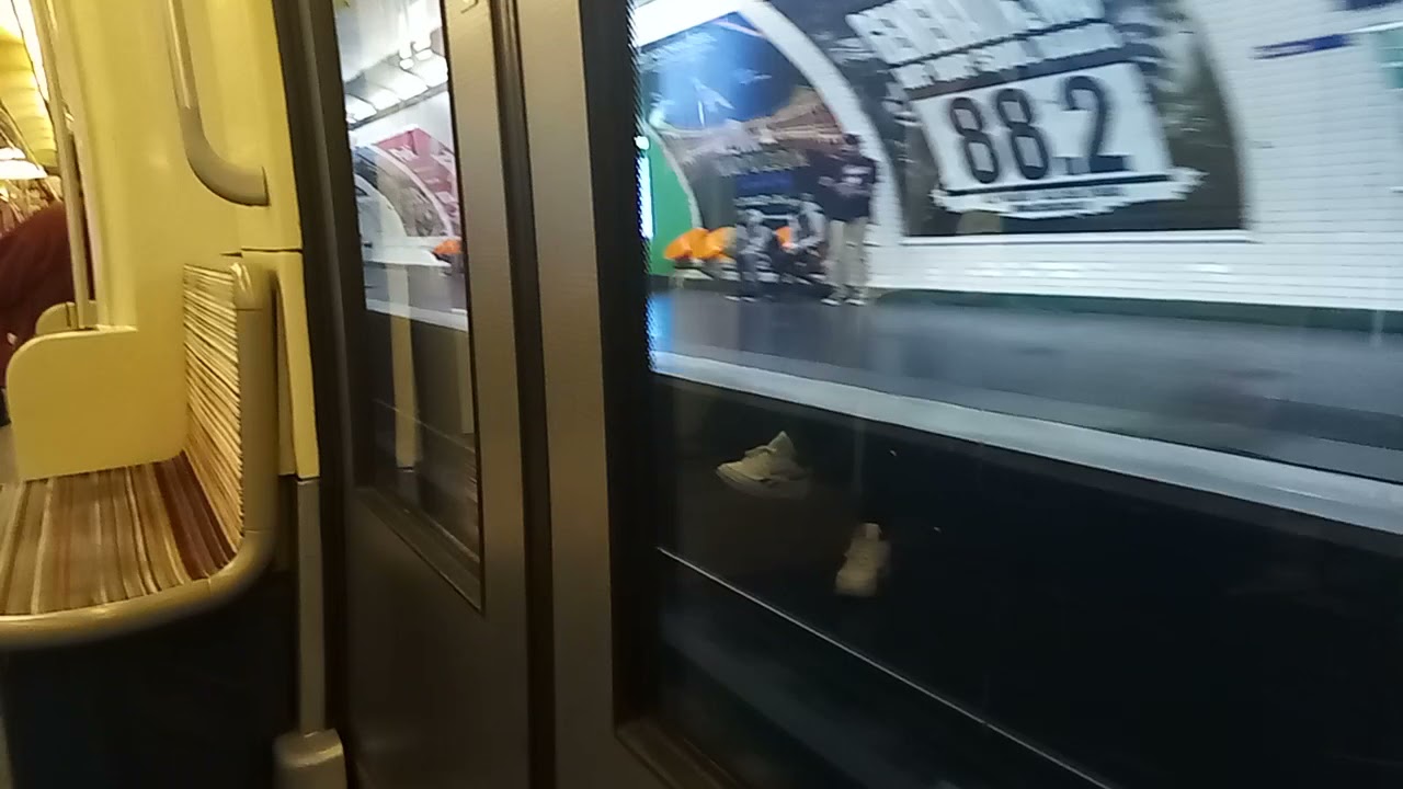 voyage entre mf01 métro ligne 2 station Blanche et Anvers