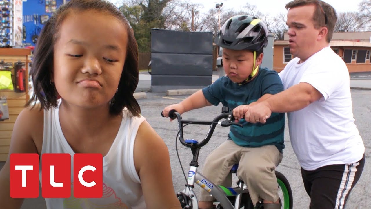 Emma e Alex tentam andar de bicicletas sem rodinhas! | Os Pequenos Johnstons | TLC Brasil