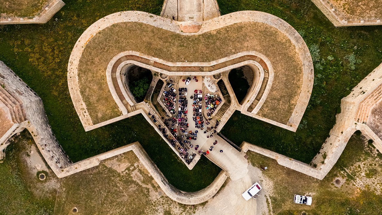Boda desde el aire – Sandra & Arturo | La Mola, Menorca – 2025