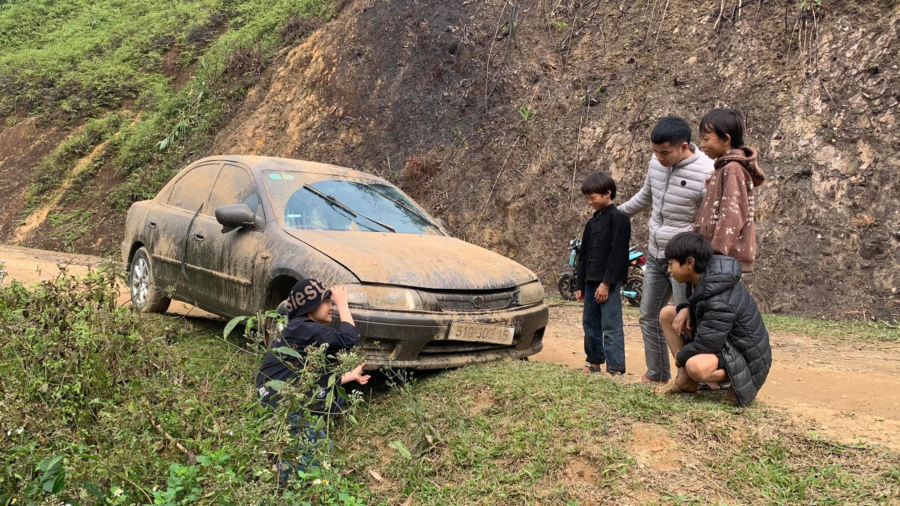 The girl rescued and repaired the man's car, which had lost control and veered off the road