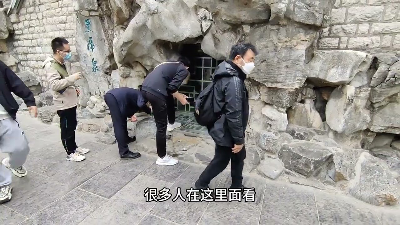实拍济南的一大奇观，很多人在河边打水喝，其他的城市很少看到