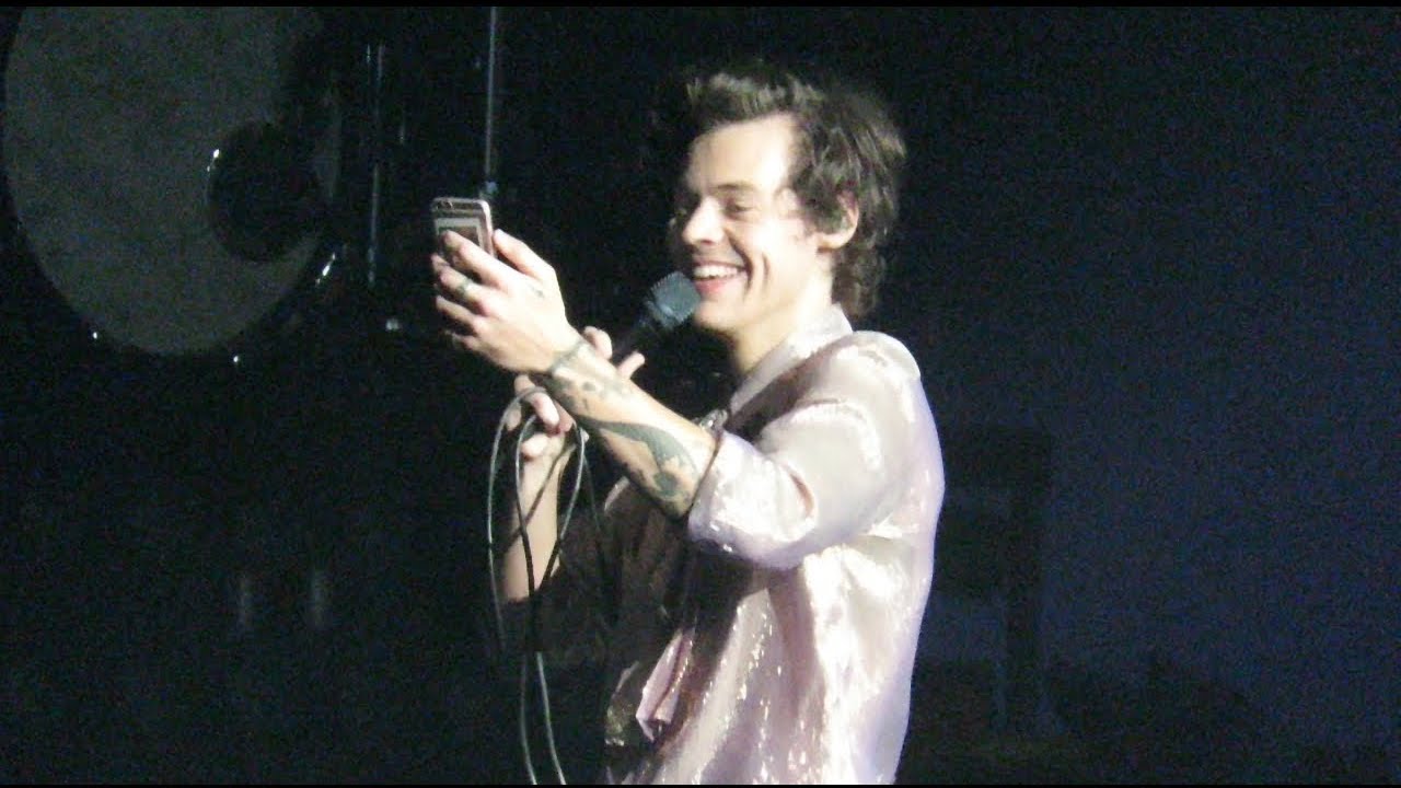 Harry Styles / fan throws phone on stage / Saint Paul, Minnesota