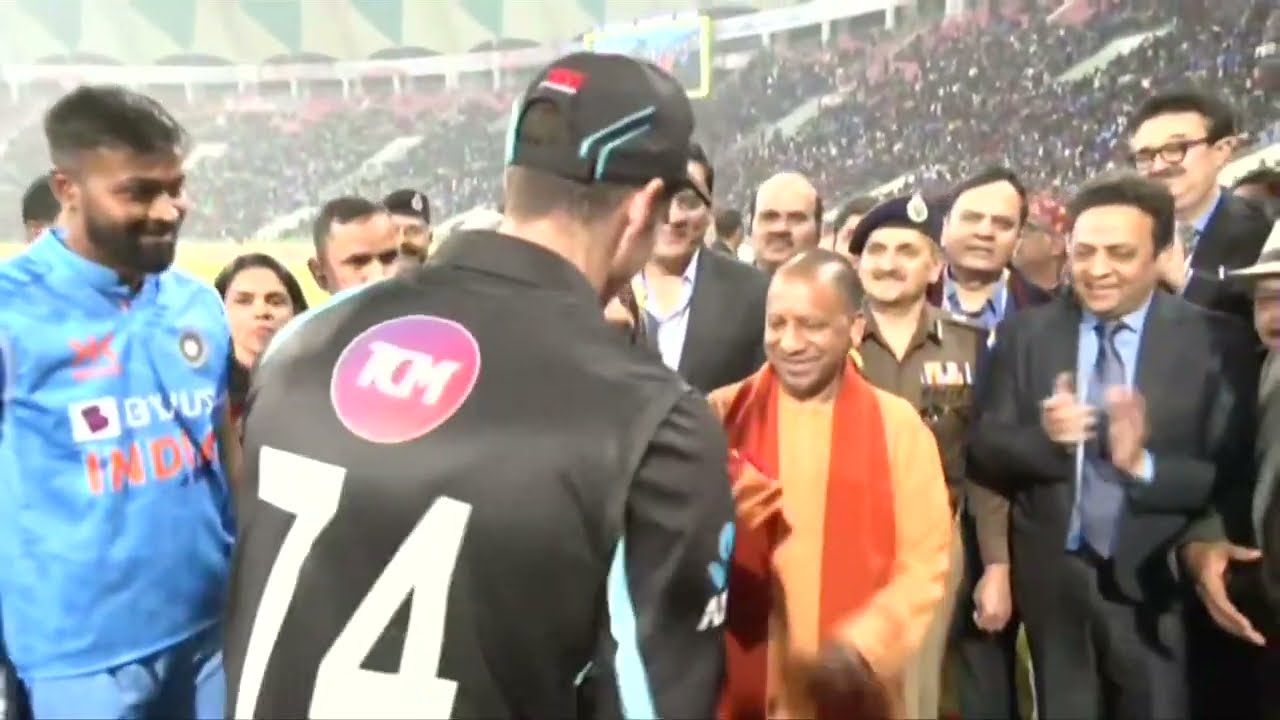 भारत बनाम न्यूजीलैंड T20 अंतरराष्ट्रीय क्रिकेट मैच के दौरान खिलाड़ियों से भेंट करते मुख्यमंत्री जी