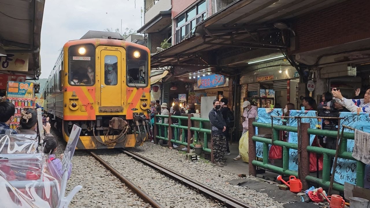 Why You Should Visit Shifen Old Street: Sky Lantern And Food That Will Blow Your Mind!