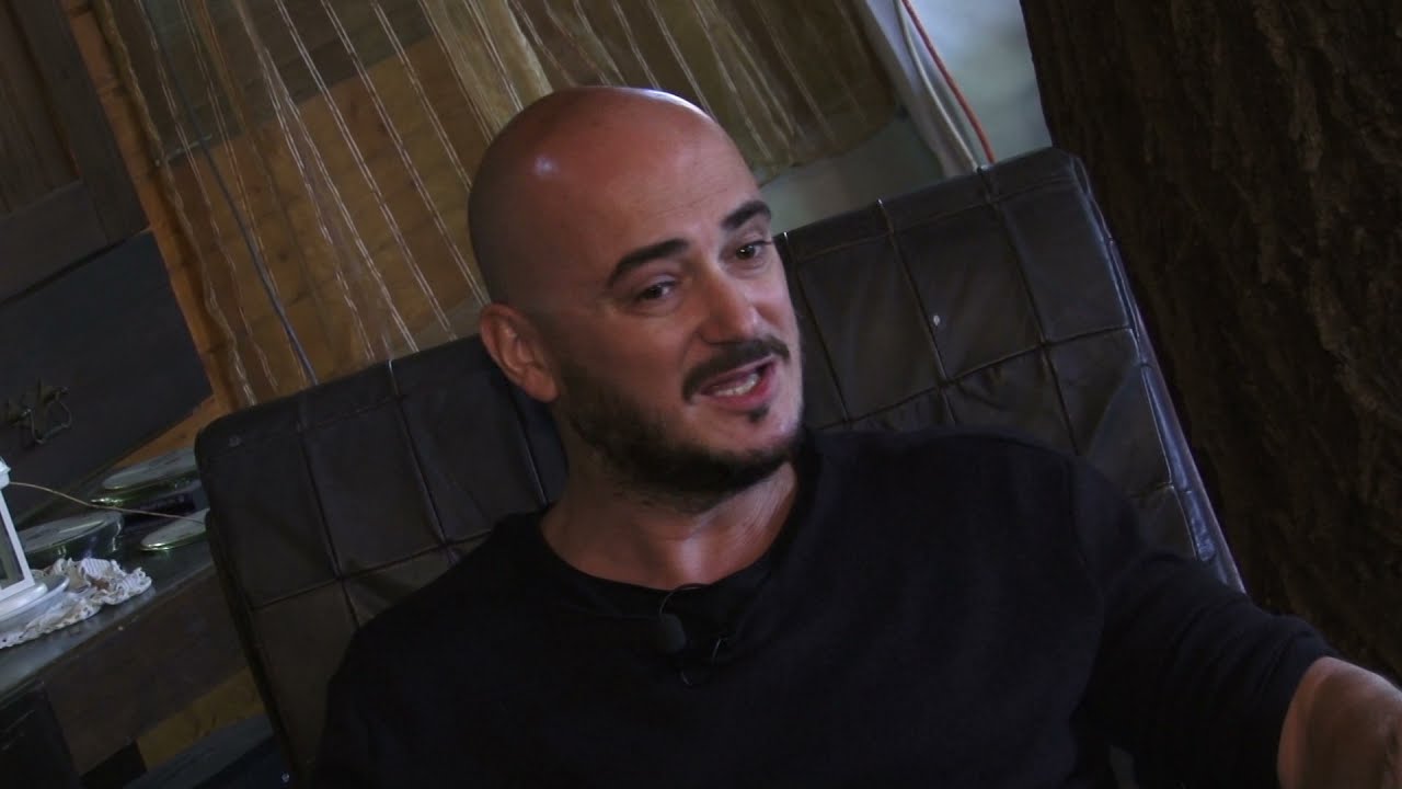 ANDREJ DNK SO SOLZI VO OCITE ZBORUVASE ZA DOKTORITE I RASKAZUVASE REALNI PRIKAZNI OD SEKOJDNEVIETO