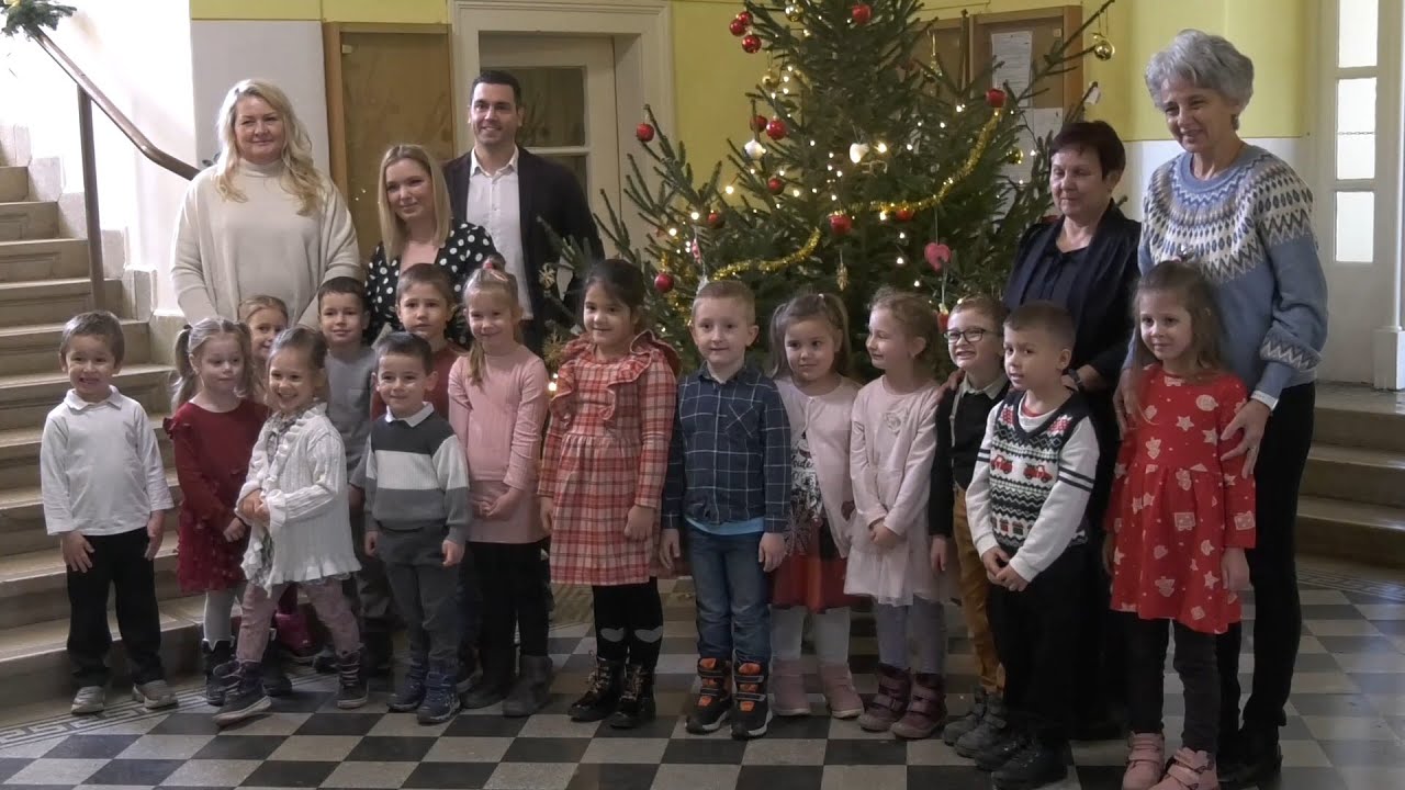 A Városháza fenyőfáját a Harmatcsepp Óvoda óvodásai díszítették 2024.11.29.