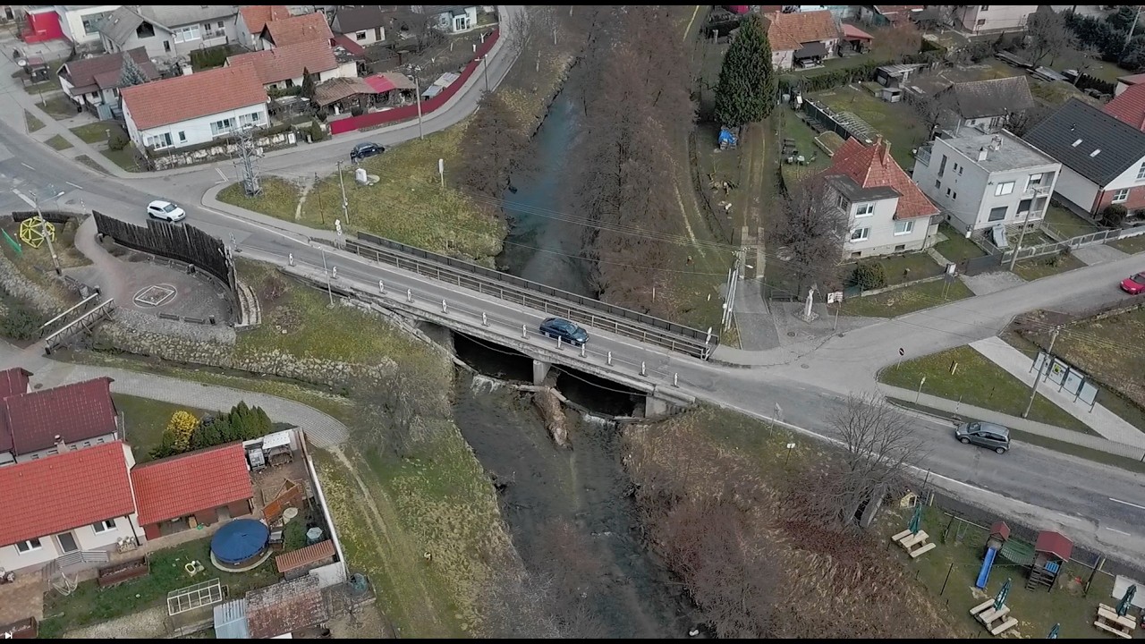 Mostné zábradlie nevydržalo