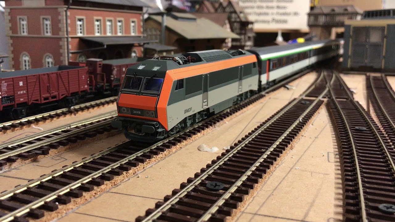 Roco 1:87 Sybic with corail coaches