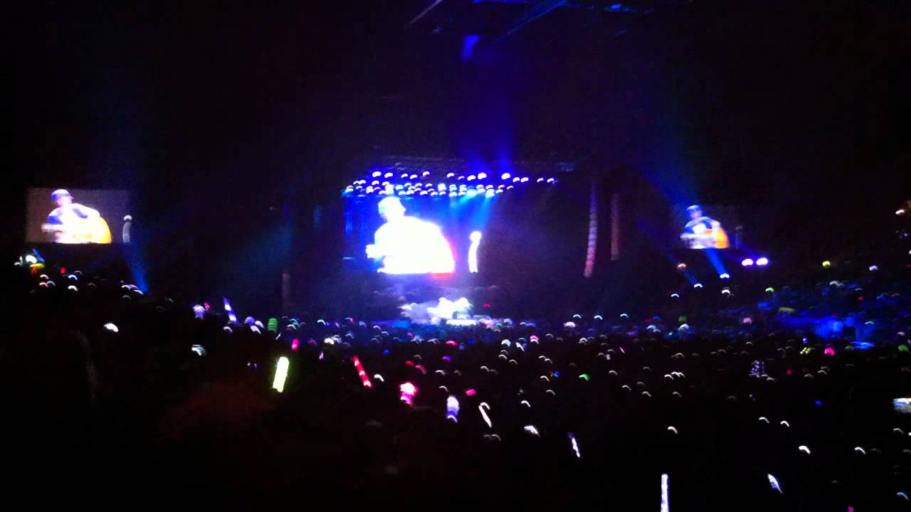 Justin Bieber - Never Let You Go (My World Tour 2011 Hong Kong)