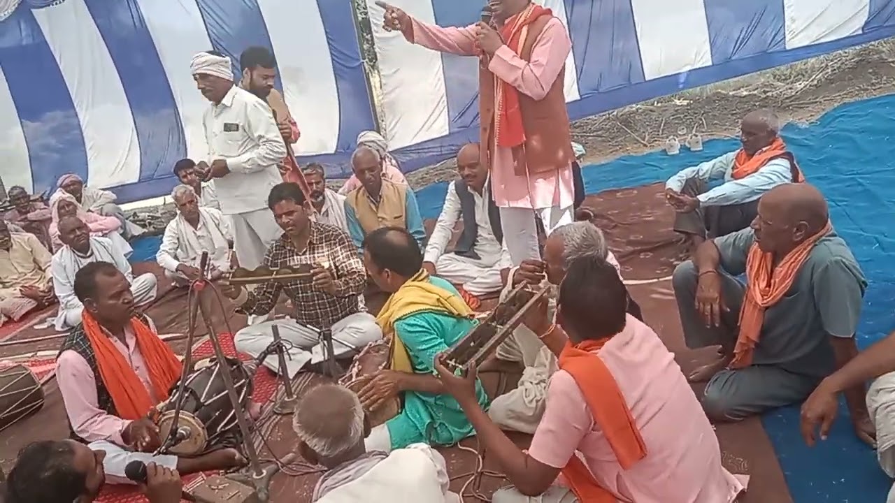 जनपद अध्यक्ष श्री मति सरोज रामकृष्ण बघेल के यहां महुअन पुरा में गाते हुऐ परमाल सिंह रामवीर सिंह