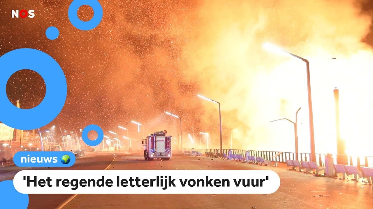 Bizarre vonkenregen door huizenhoog vreugdevuur