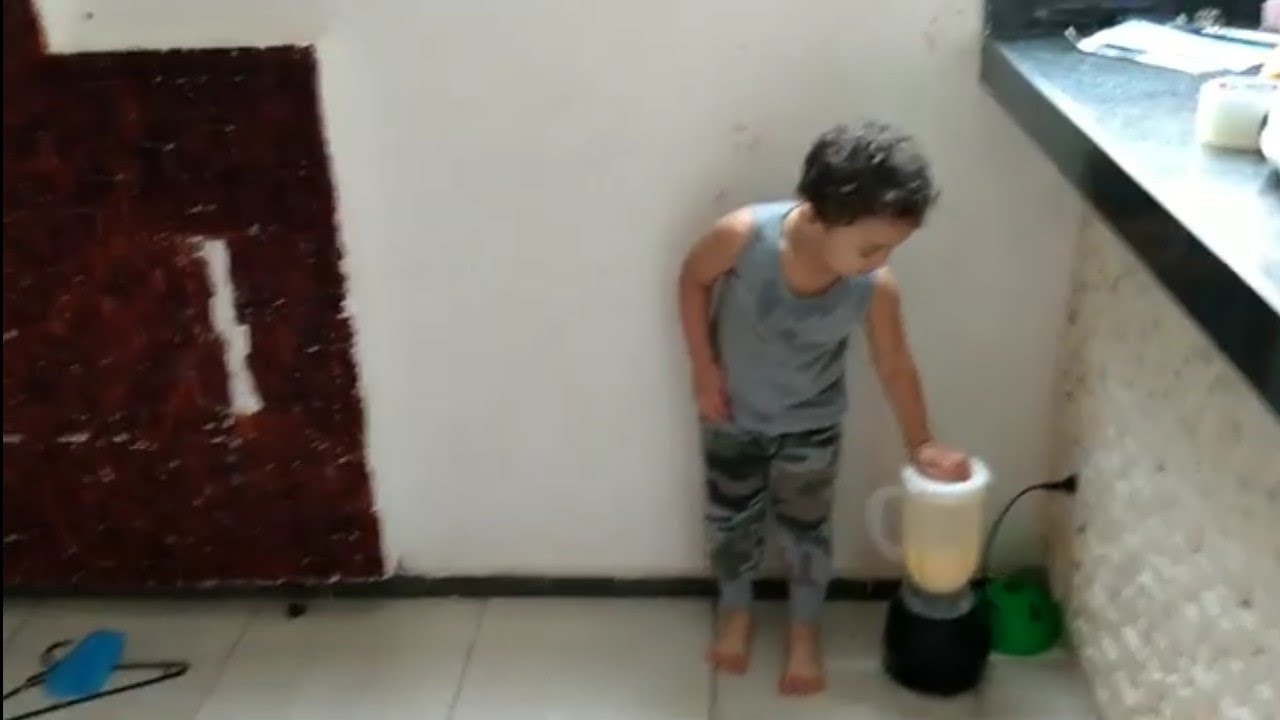Criança dança ao som do liquidificador kkk