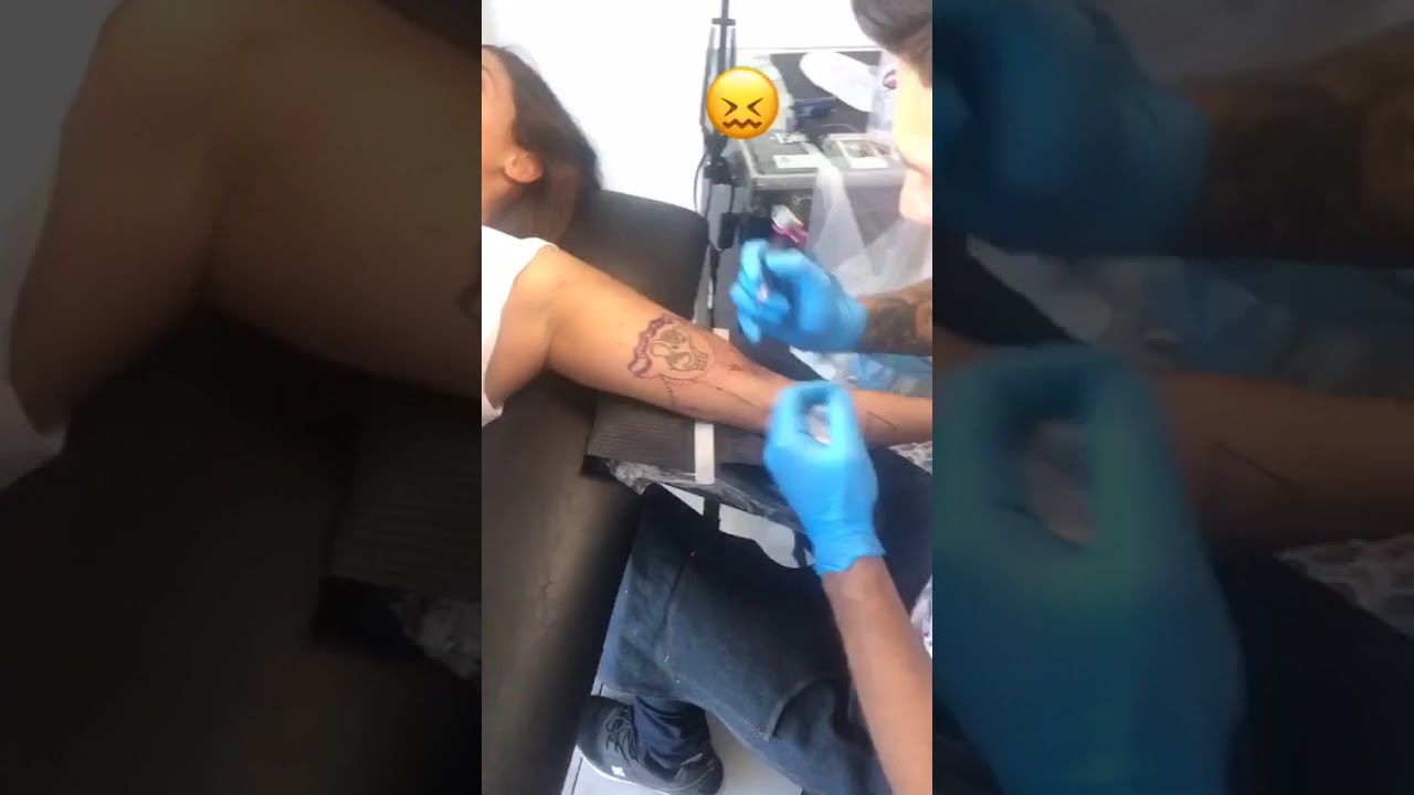 Ivana Nadal en plena sesi&oacute;n  de tatuaje: Parte 2