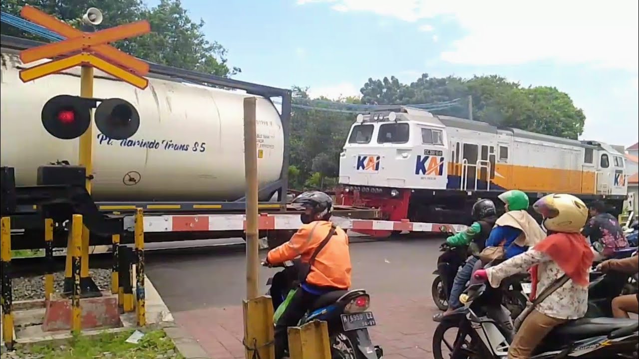 PALANG PINTU PERLINTASAN KERETA API JL LAYUR SEMARANG - KA BARANG KONTAINER