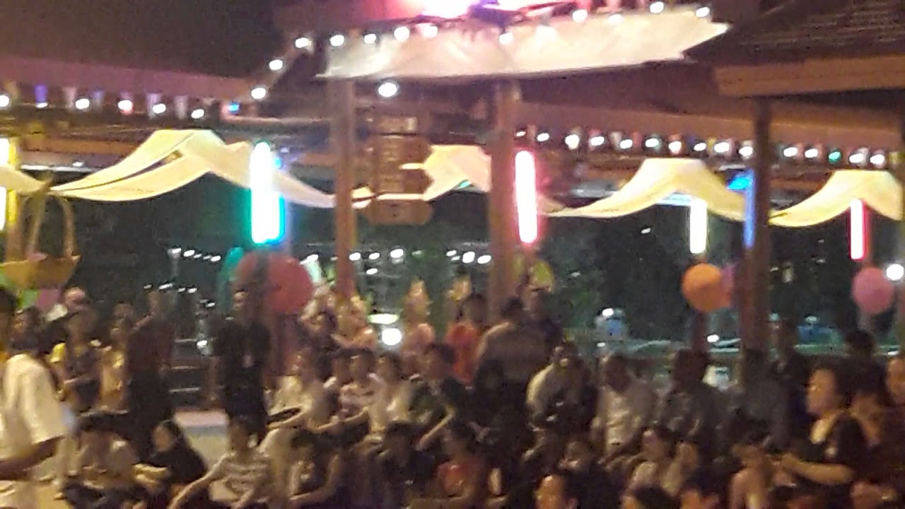 Уличное представление перед шоу 