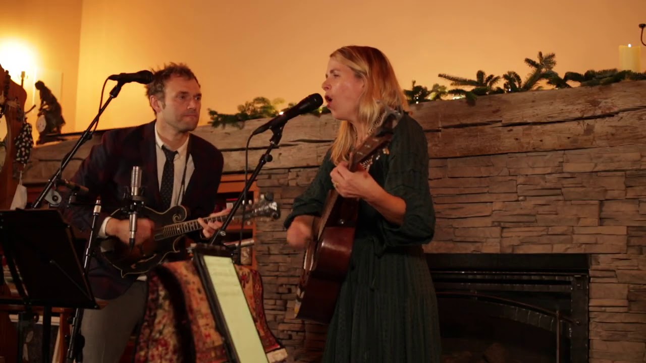 Chris Thile & Aoife O'Donovan - Fairytale of New York (The Pogues)