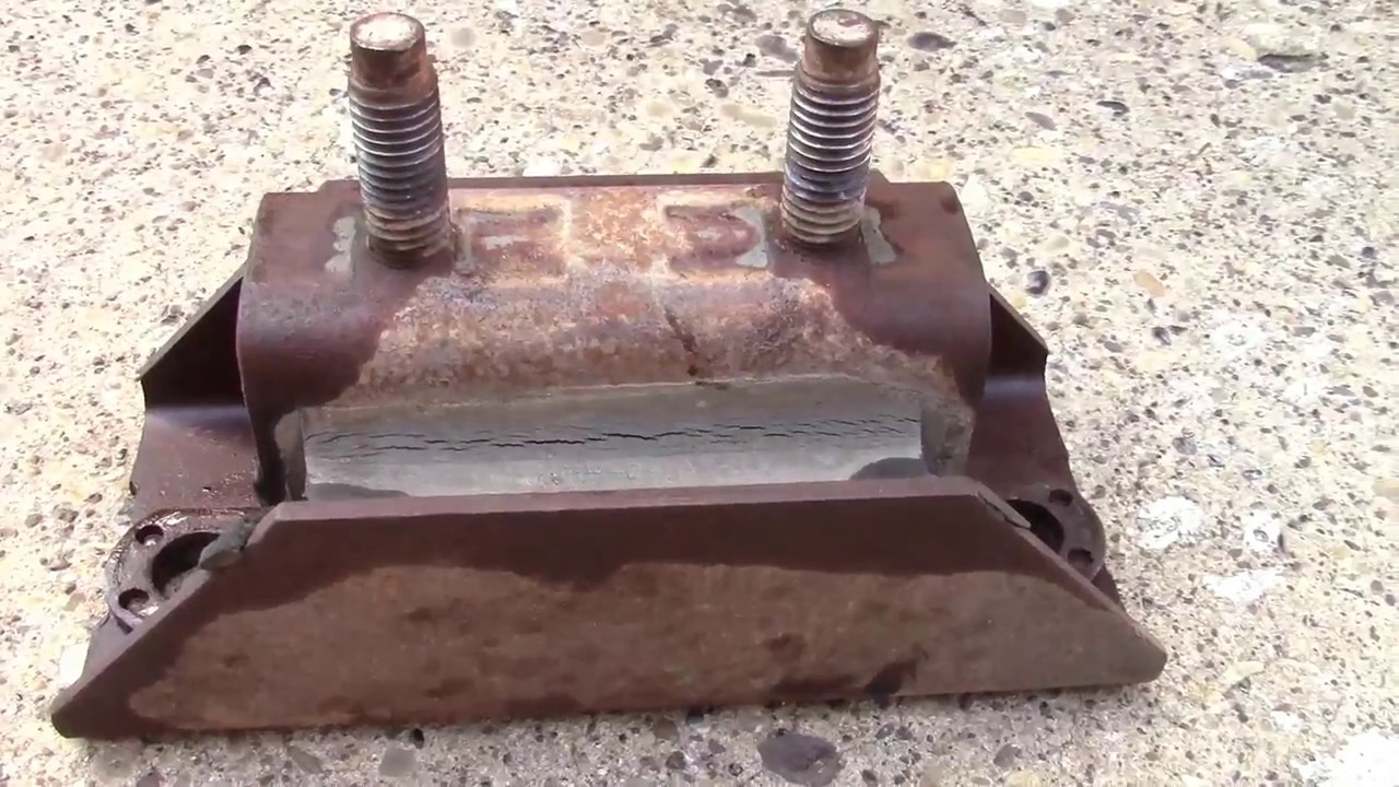 Como cambiar el soporte de transmision en una 2006 ford f150