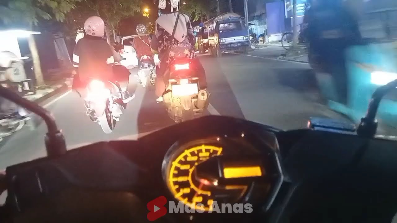 Menjelajahi Keindahan Malam Kota Pamekasan dengan Sepeda Motor