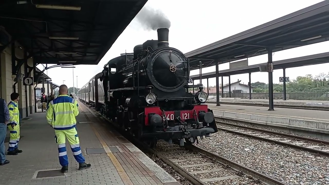 Treno storico a vapore in arrivo nella stazione di Romagnano Sesia