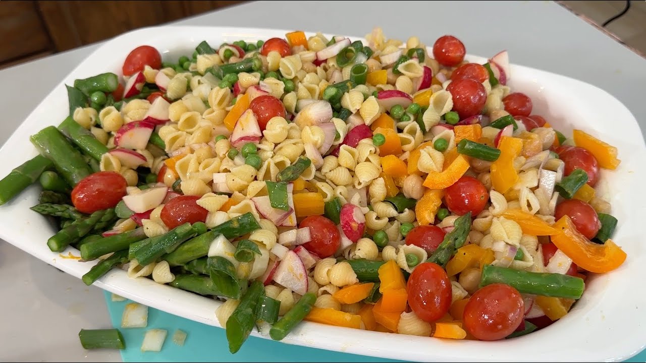 ensalada de pasta colorida y saludable