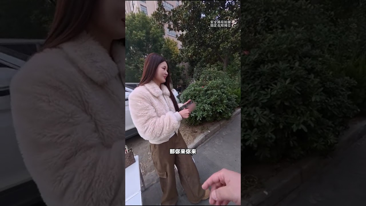 年底了，榜上大哥也难啊，找了个美女主播替我摆摊，没想到她还挺高兴！#随机找路人摆摊 #车险 #蚂蚁保车险 #好险我有蚂蚁保