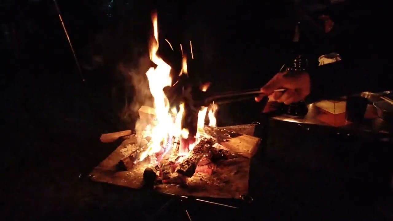 夜のファミリーキャンプ場と焚火の音（Family campsite at night and the sound of a bonfire）