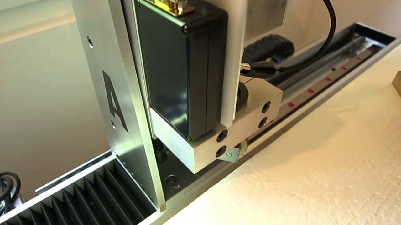 CNC Schneiden einer Delta  Styroporfläche