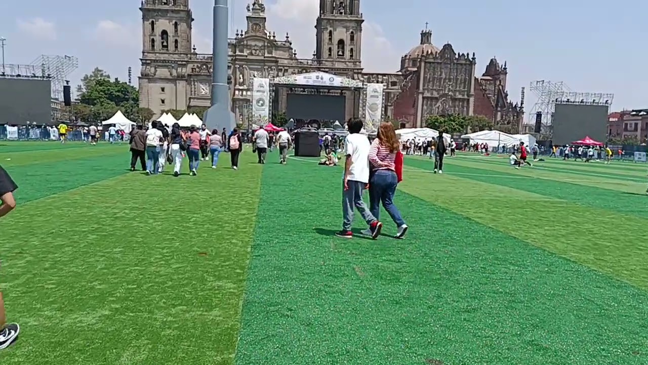 Así quedó el zócalo después de la megaclase de fútbol. 15 Mar 2026. CDMX.