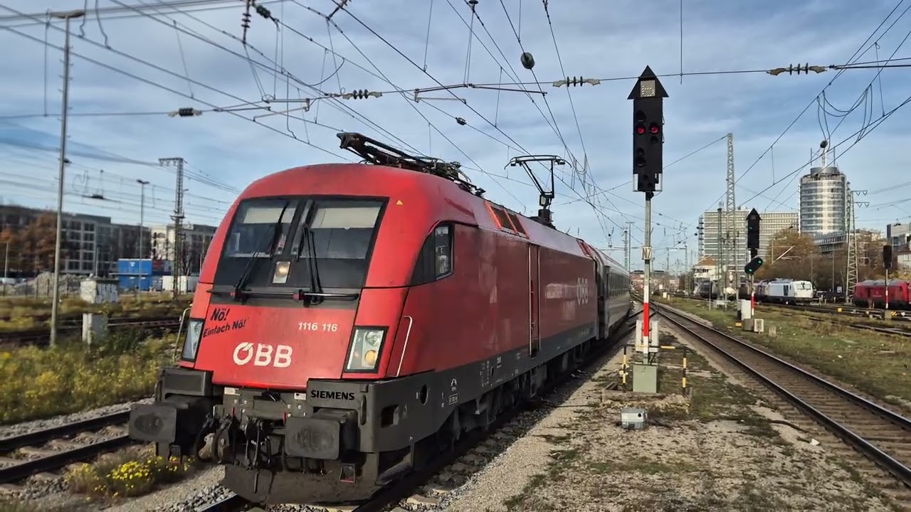 Einfahrt des Sonder-EuroCity 430 am 31.10.2025 in München Ostbahnhof
