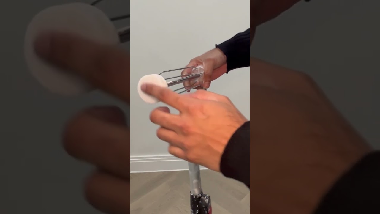 Снимите засохшую защитную пленку с выдвижного малярного валика Wickes.