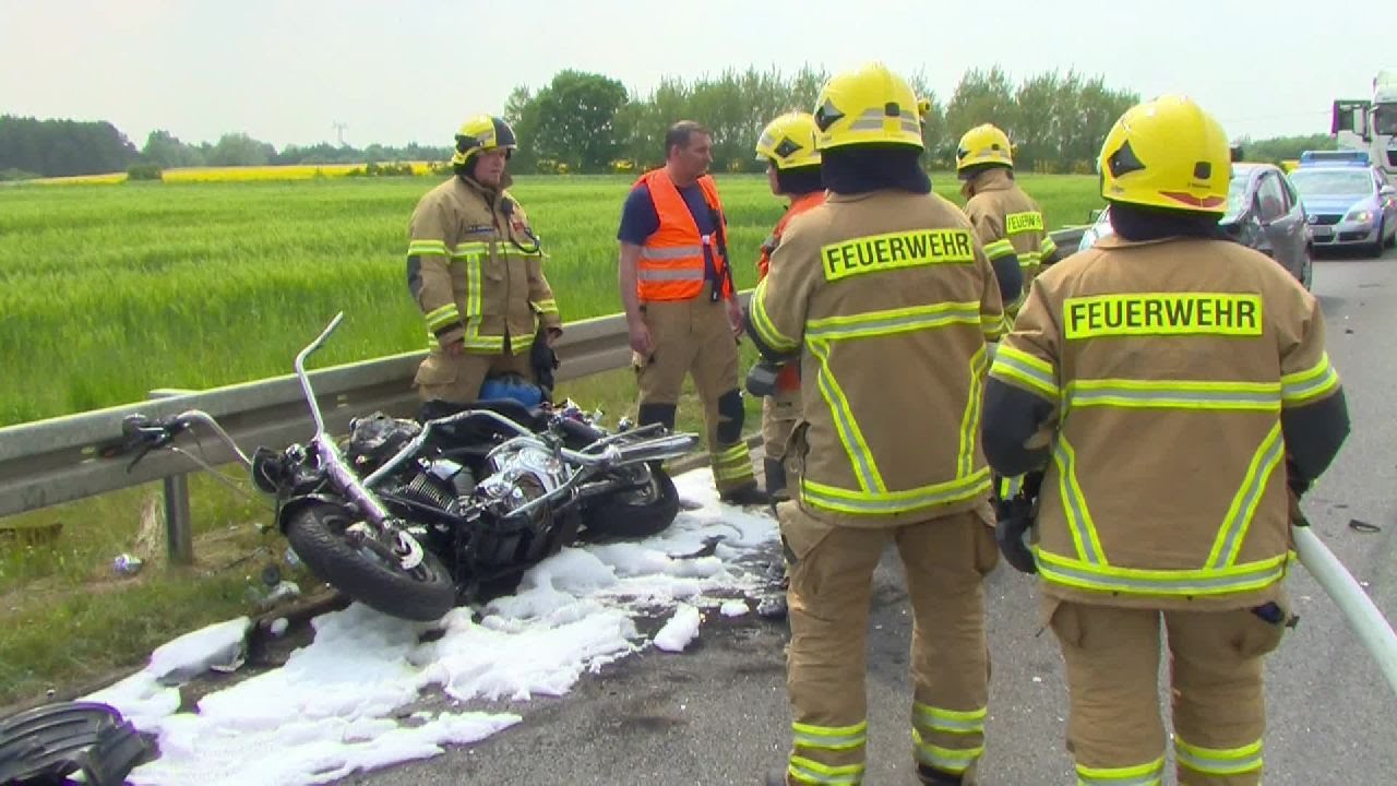 Horrorunfall Anklam: Auto rammt Harleys - Ein Toter, zwei Schwerverletzte