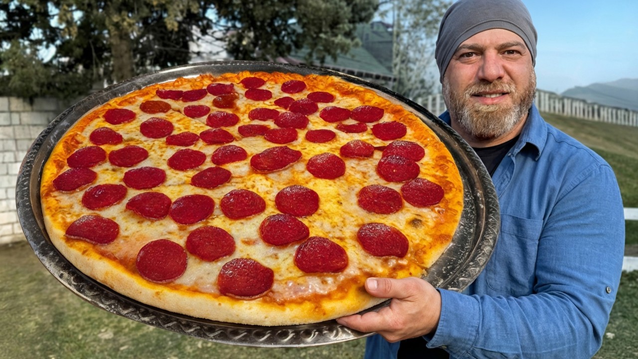 ГИГАНТСКАЯ пицца с сыром и пепперони, приготовленная на заднем дворе! 🍕🔥 Домашняя пицца