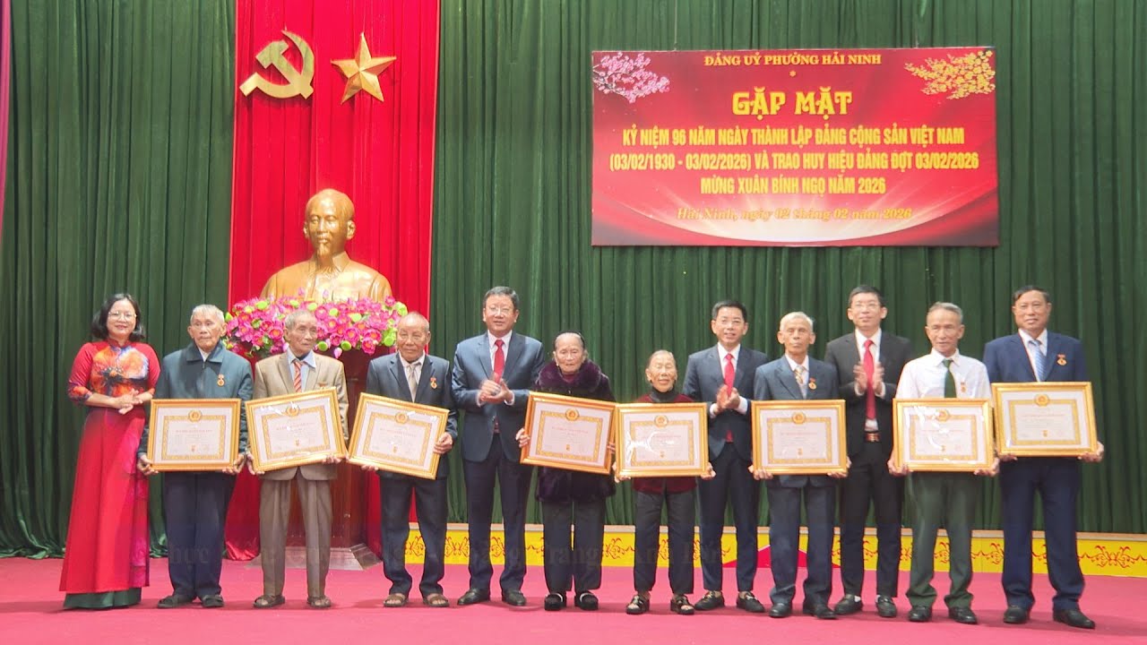 LỄ CHÀO CỜ THÁNG 2 VÀ TRAO HUY HIỆU ĐẢNG