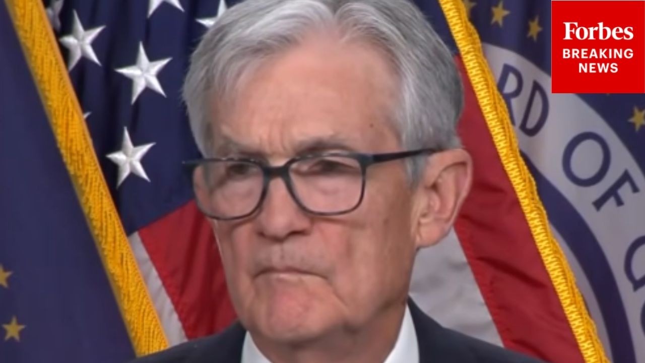 Пауэлла спросили: «Что вселяет в вас уверенность в том, что инфляция вернется к целевому уровню в...