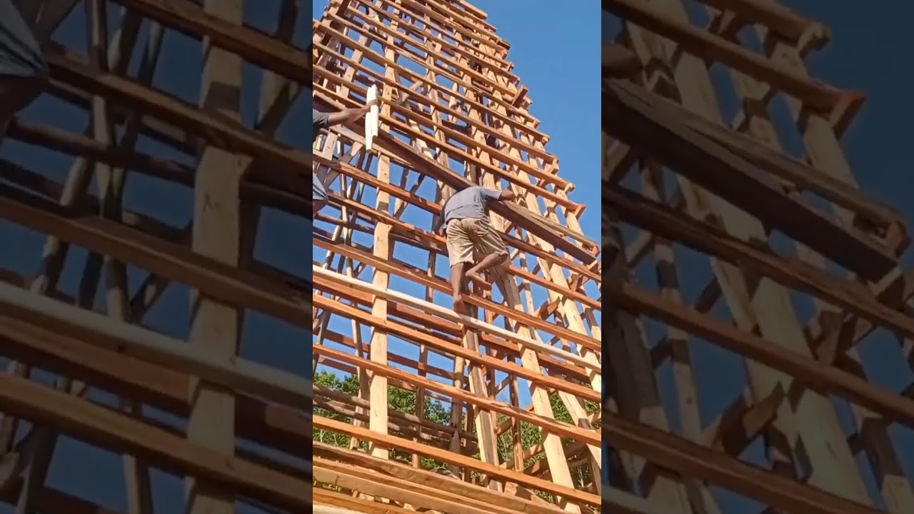 Proses Pembuatan Menara Rumah Adat Sumba