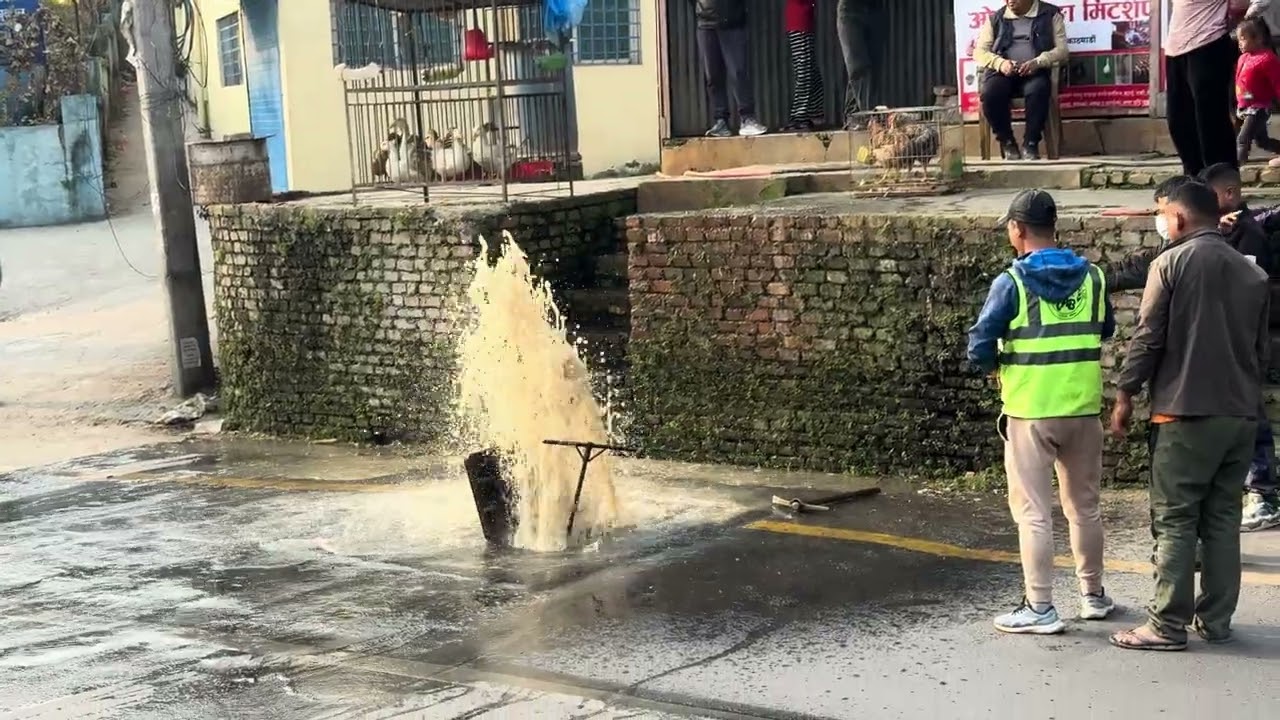 अचानक मेलम्चिको पाइप फुट्दा यस्तो भयो बिच बाटोमा 
