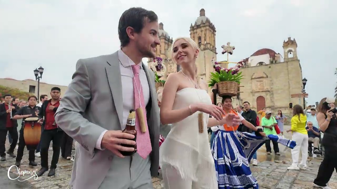 Nuestra Boda en Oaxaca Mony y Franky | Monos de calenda chepanes