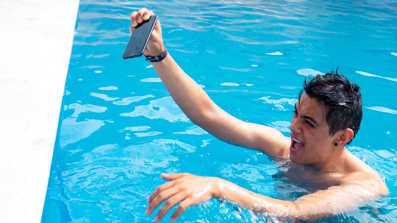 Lo Aventé a la Piscina con su iPhone *SE LE DESCOMPONE Y LLORA*
