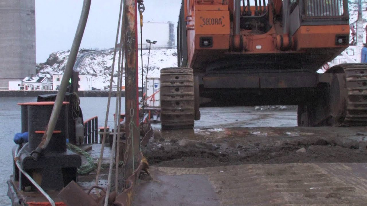 Honningsvåg Maskinstasjon fikk en gravemaskin på 120 tonn idag som dem ska bruke i kobbhullet