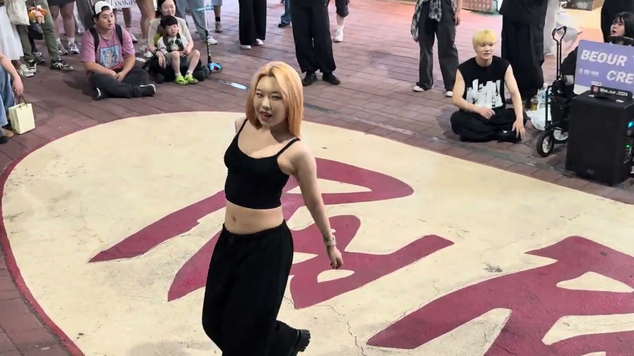 HONGDAE K-POP SOLO BUSKING (BEOUR CREW) - [Hyuna] Red