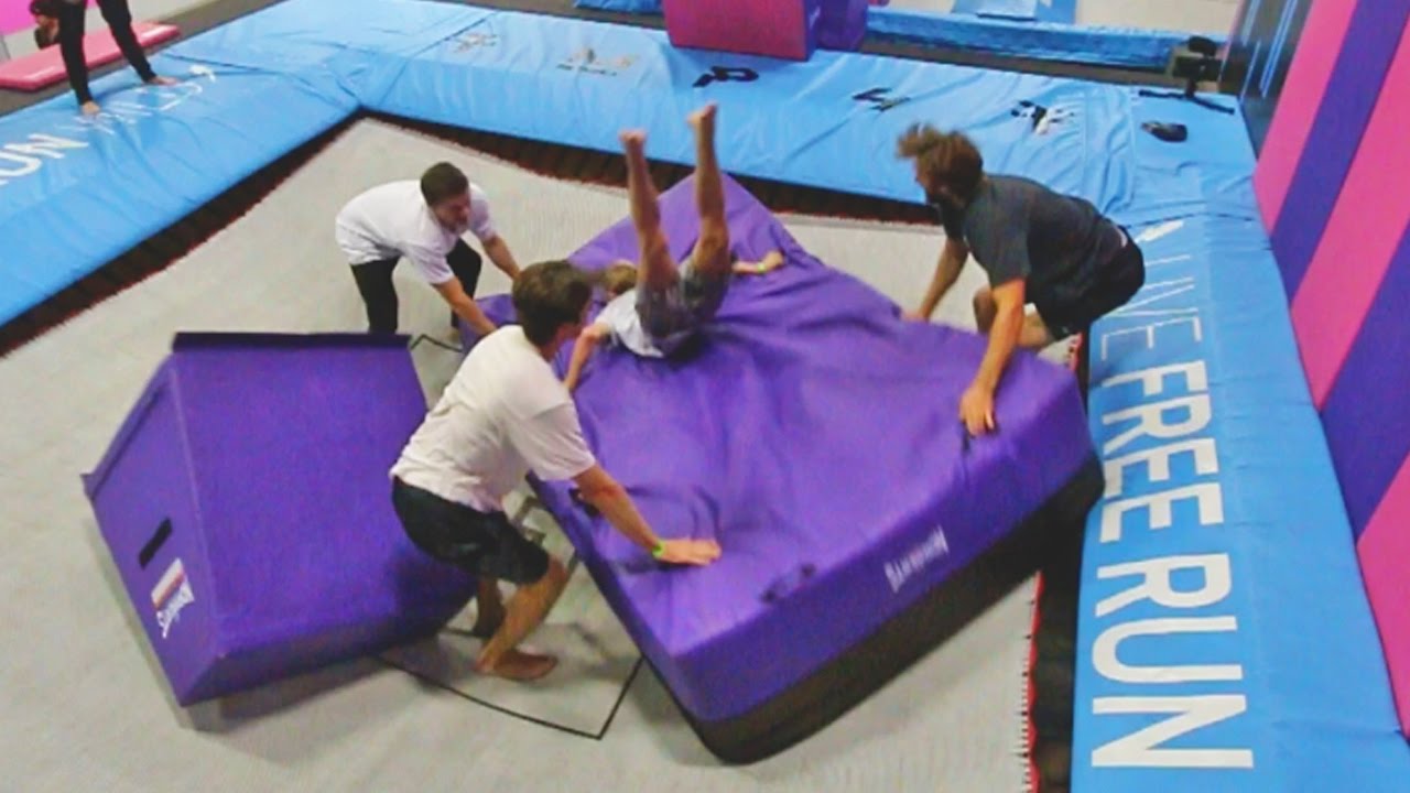 SUPER TRAMPOLINE VS GIANT CRASH PAD!