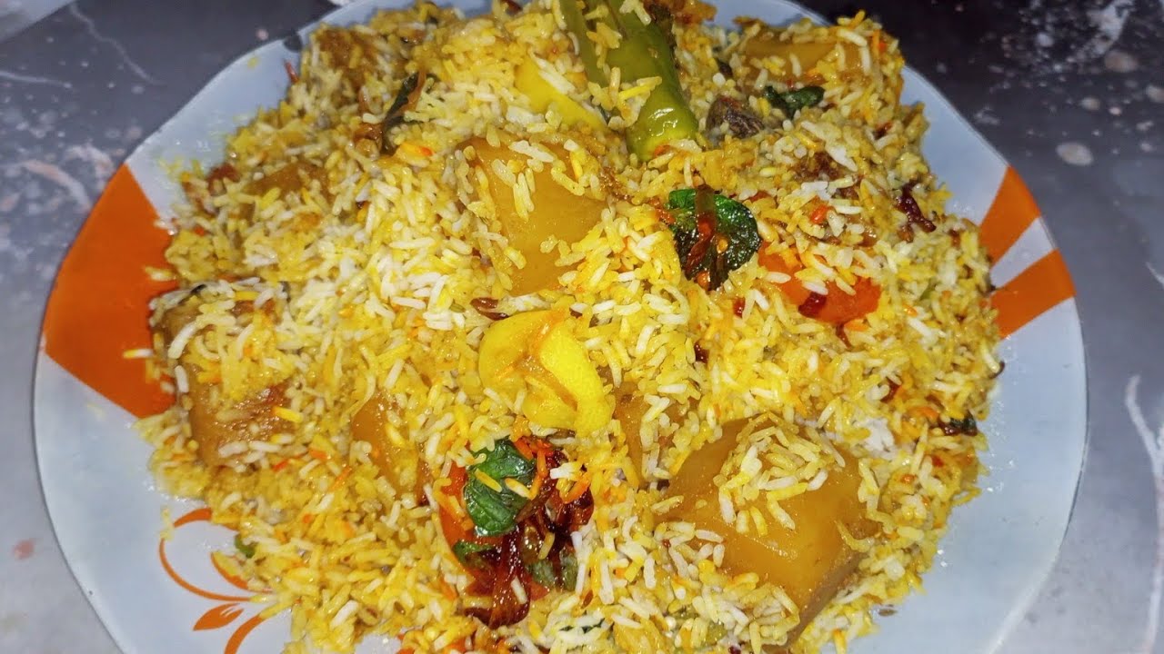 Homemade aloo biryani recipe tasty and yummy 😋 recipe by kanwal Shoaib subscribe my channel 😊👍🏻