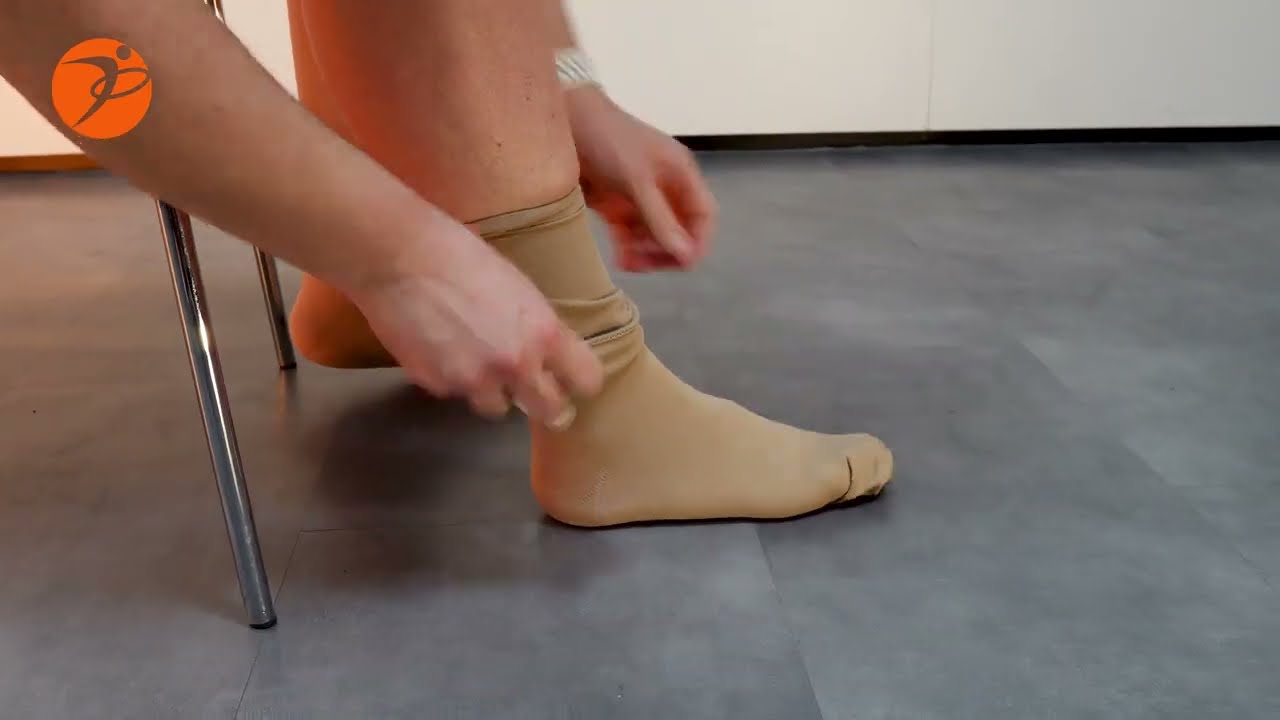 Olmed | instructievideo | TEK aantrekken zonder hulpmiddelen.