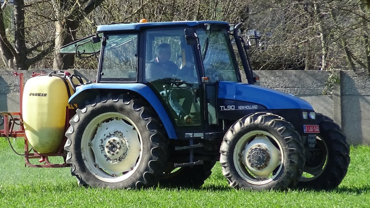 Spraying with New Holland TL90 - Hardi Sprayer