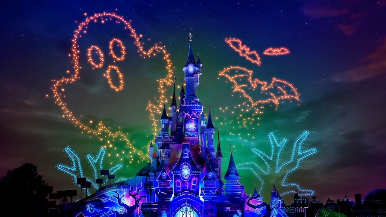 DISNEYLAND PARIS ( AT HALLOWEEN )