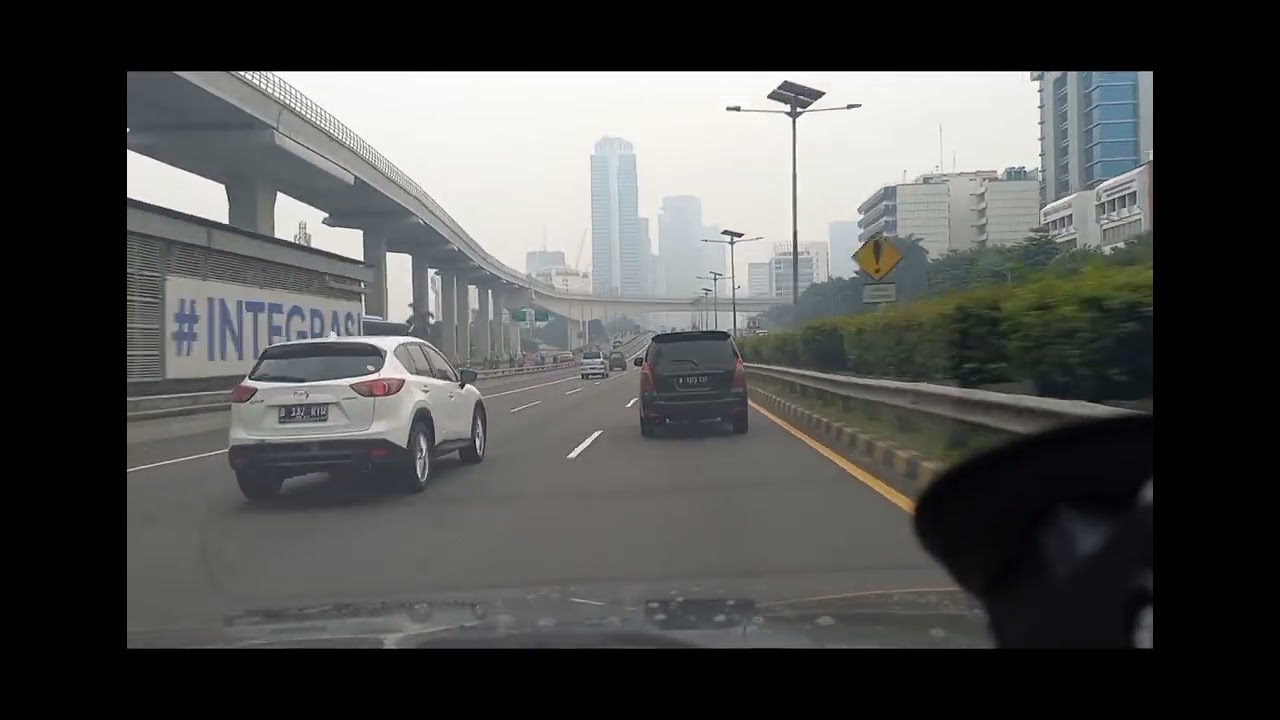 Perjalanan dari kota Karawang ke kota Tangerang via tol.